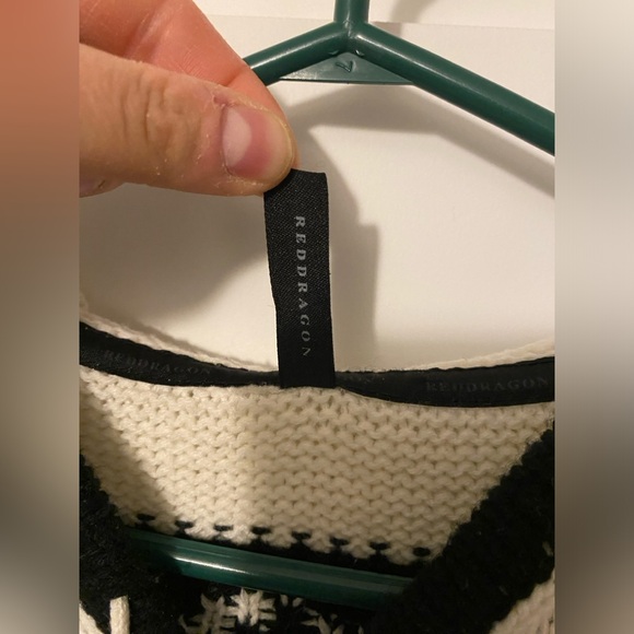 Women’s Red Dragon Cowichan Knit Wool Sweater - Picture 5 of 6